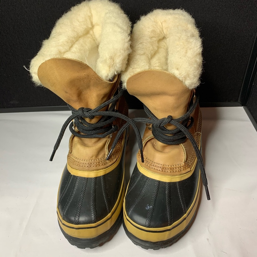 EUC SOREL BOOTS CLASSIC STYLE. Size 6